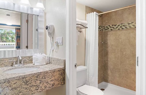 Florida Center Hotel | 3 Convenient Rooms w/2 Queens & Free Parking - Free Breakfast Included
