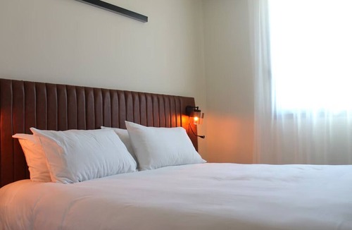Signes Hotel | 3 Relaxing Group Hideaway | Free Parking & Pool access | Amusement Parks Nearby