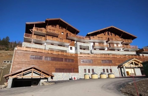 Bisanne 1500 Apartment | 350m from shops, 3rd floor, view panoramic, swimming pool, balcony, parking, tv, ski locker, 89m²