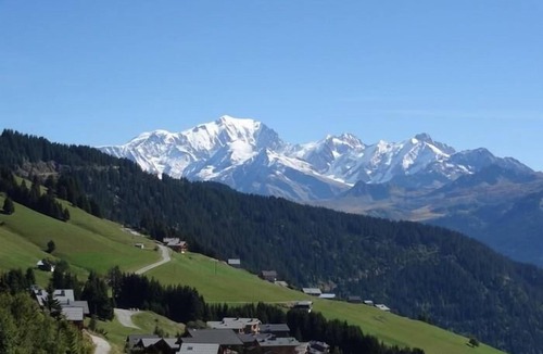 Bisanne 1500 Apartment | 350m from shops, 3rd floor, view panoramic, swimming pool, balcony, parking, tv, ski locker, 89m²