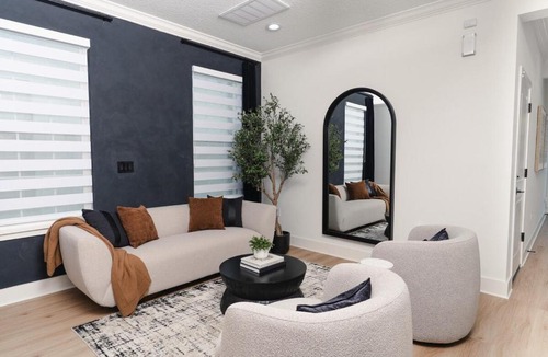 Tampa House | 3BR-3BA Modern Ybor Central Tampa with Rooftop Firepit & 2 Bikes-Fully Equipped