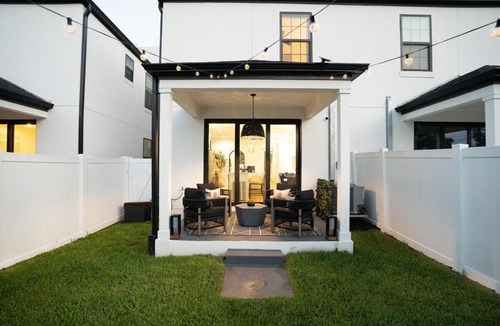Tampa House | 3BR-3BA Modern Ybor Central Tampa with Rooftop Firepit & 2 Bikes-Fully Equipped