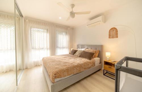 Pimpama House | 3BR Little Coastal Boho Home - Neverending Summer Fun near Themeparks & close to M1 exit