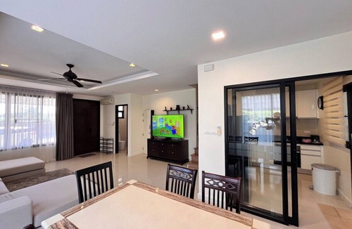 Laguna Villa | 3BR Townhouse with Jacuzzi & Lake View |CapitalPro