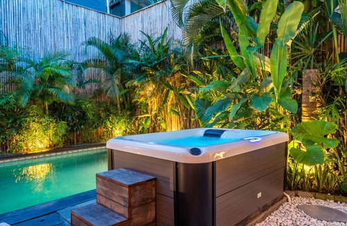 Batu Bolong Villa | 3BR Tropical Villa | Pool, Jacuzzi & Canggu