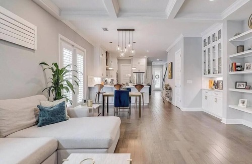 Courier City - Oscawana House | 4 Bed 2.5 Bath SOHO Walkers Paradise