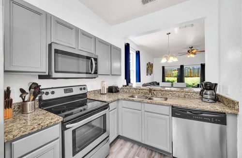 Regal Palms House | 4 Bedrm 3.5 Bath Home in Resort Community sleeps 10 Close to Theme Parks