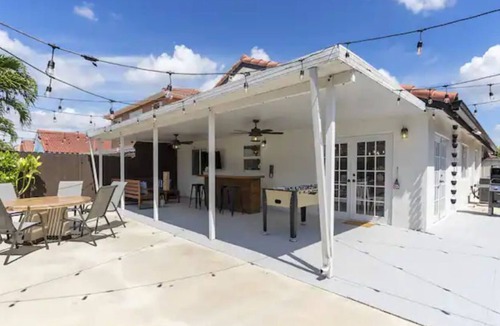 Richmond West House | 4 Bedroom Cozy Farmhouse w/ 2 Ensuite Bedrooms