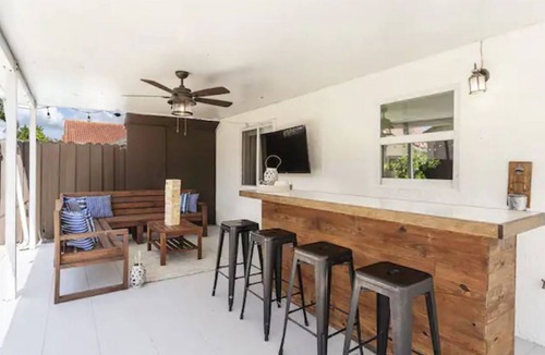 Richmond West House | 4 Bedroom Cozy Farmhouse w/ 2 Ensuite Bedrooms