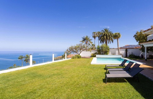 Las Cuevas House | 4 bedroom house with pool, garden and beautiful views of the valley and the sea.