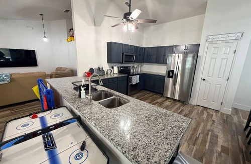 Clear Creek House | 4 Bedroom Villa close to Theme Parks sleeps 9