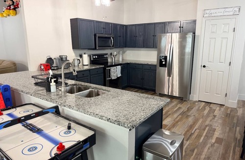 Clear Creek House | 4 Bedroom Villa close to Theme Parks sleeps 9