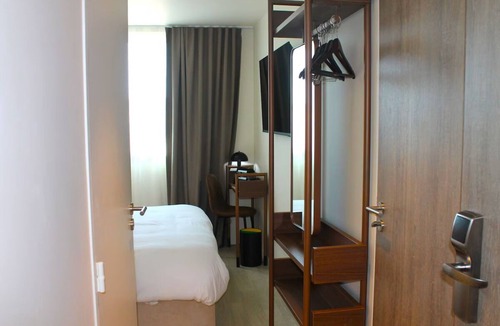 Signes Hotel | 4 Family Friendly Haven Near Castellet & Paul Ricard Circuit - Free parking