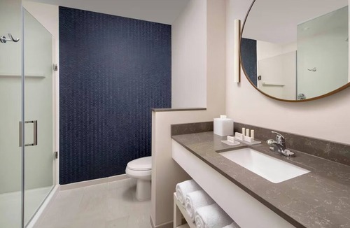 Doral Hotel | 4 Inviting Space Near Miami Airport l Onsite Pool, Free Shuttle and Breakfast