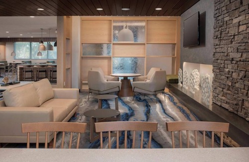 Doral Hotel | 4 Inviting Space Near Miami Airport l Onsite Pool, Free Shuttle and Breakfast