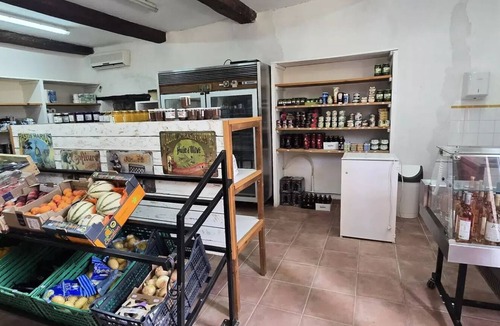 Saint-Laurent-du-Verdon Villa | 4-Room Vacation Rental for 6 People