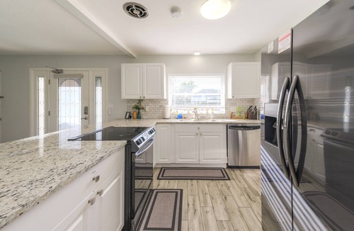 Edgewood House | 4 Rooms, Lake, Pool, Hottub, Bocce Ball, Putting Green, Fire Pit, Plunge