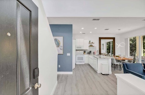 Windwood Bay House | 4BR family townhouse w/pool & backyard