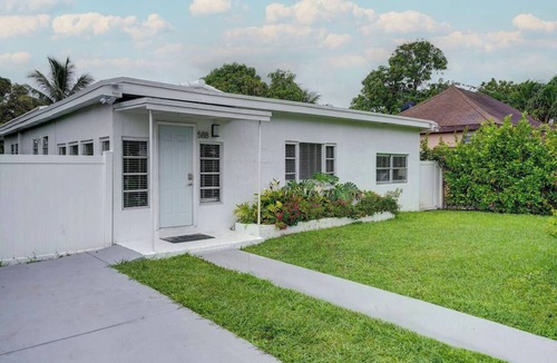 Miami Shores House | 4BR Pool Villa Near Design District | Sleeps 12