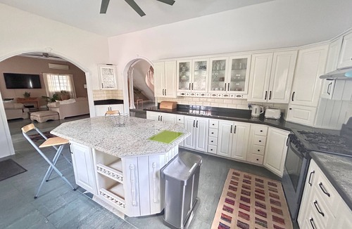 Runaway Bay Villa | 5 Bed Villa Sleeps 14 - Private Pool - Smart TVs