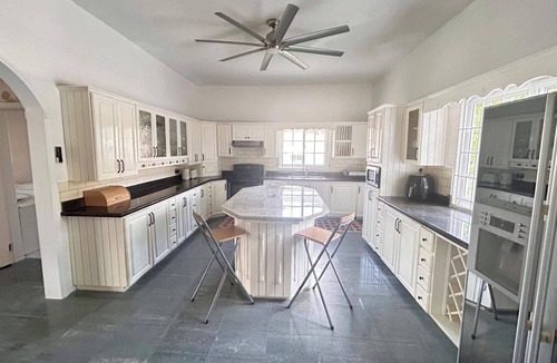 Runaway Bay Villa | 5 Bed Villa Sleeps 14 - Private Pool - Smart TVs