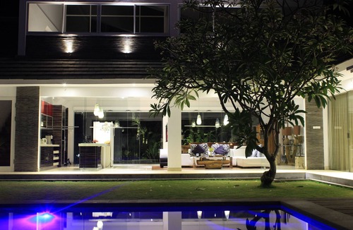 Bukti Villa | 5 bedroom villa Pantai directly on the sea
