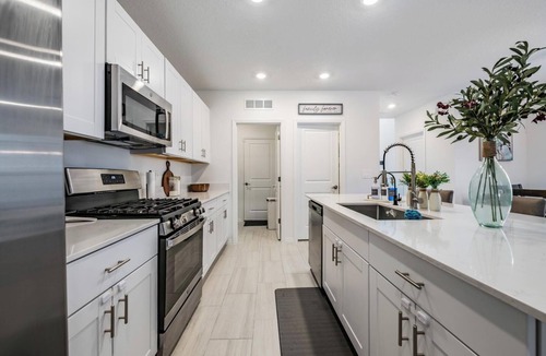Zephyrhills House | 5 BR Home/Sleeps 10/3 Offices/Fenced/Garage