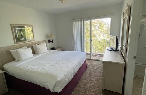 Kissimmee Resort | 5 minues to the theme park. Family sized communy pool