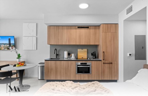 Downtown Miami House | 501 First Residences Studio mins from Cruises with Beach Access