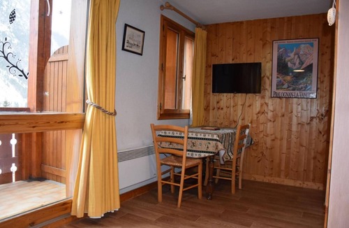 Pralognan-la-Vanoise Apartment | 50m from resort center, 5th floor, balcony, tv, ski locker, 19m², Pralognan-la-Vanoise