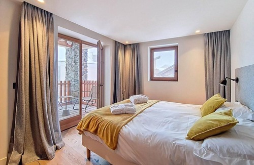 Saint-Marcel Apartment | 55th floor, balcony, fireplace or stove, tv, ski locker, 196m², Saint Martin de Belleville