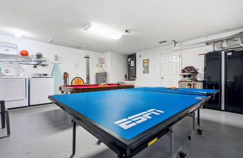 Lake Berkley House | 5BR Villa Private Pool & Game Room