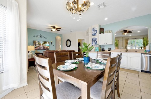 Windsor Hills Villa | 6 bed South Facing Pool/Spa Home Free Heat, Disney
