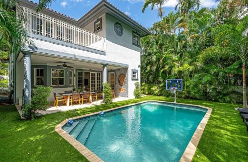 Miami Shores Villa | 6BR Miami Shores Lush Green Spacious Villa