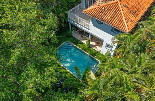 Miami Shores Villa | 6BR Miami Shores Lush Green Spacious Villa