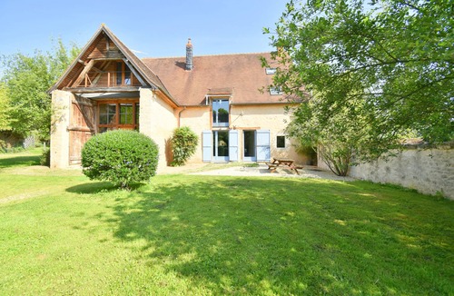 Lignieres House | 8-bedroom gîte, covered swimming pool and heated pool, 5000m2 green space.