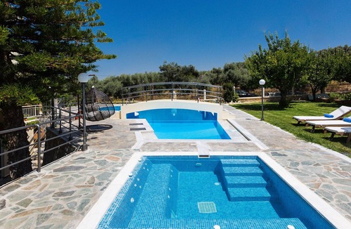 Houdetsi Villa | 90m2 Pool, Pool, basket, playground, soccer, volley and more!