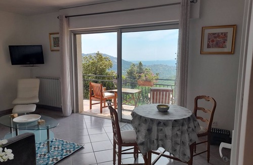 Saint-Vallier-de-Thiey Apartment | A 36 sq. m self contained apartment with a magnificent view to the Mediterranean