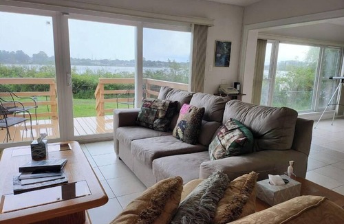 Crystal Lake House | A Cottage on Lake Near Universities and colleges. close to shops and downtown
