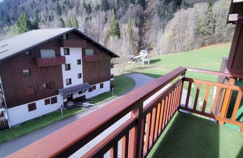 Hirmentaz Apartment | A cozy studio for 4 people in Bellevaux Hirmentaz, at an elevation of 1,100 meters in the Alpes du Léman.