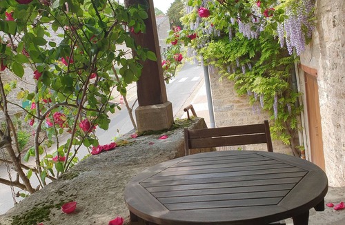 Saint-Ythaire House | A small winemaker's cottage in a quiet setting in the heart of the Cluny countryside,