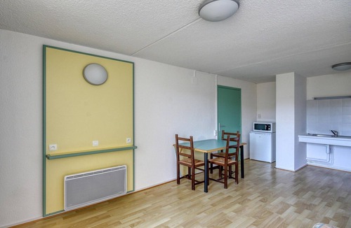 Miremont Apartment | Accessible Lake Stay for 4 in Miremont