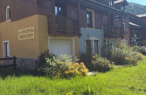 La Salle-les-Alpes Ski Chalet | Adjoining chalet sleeps 6. SERRE CHE