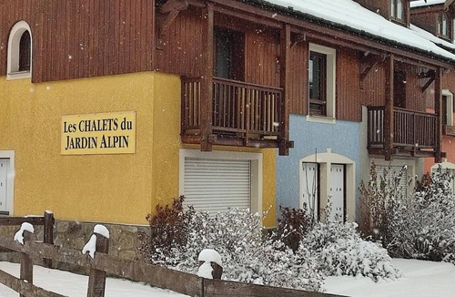 La Salle-les-Alpes Ski Chalet | Adjoining chalet sleeps 6. SERRE CHE