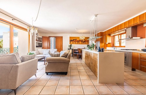 Linoperamata Villa | Aeonia Grand Villa, with Pool & Walk to the Beach