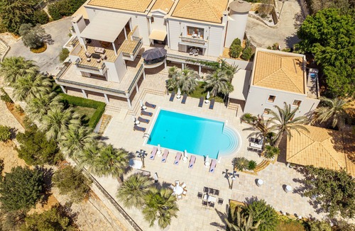 Linoperamata Villa | Aeonia Grand Villa, with Pool & Walk to the Beach