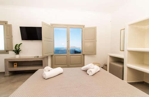 Megalochori Apartment | Agia Marina Caldera suites