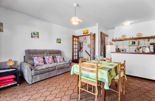 Le Brusc Apartment | Air-conditioned Apartment “100m from the Beach” with Private Terrace and A/C