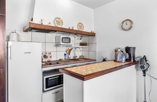 Le Brusc Apartment | Air-conditioned Apartment “100m from the Beach” with Private Terrace and A/C