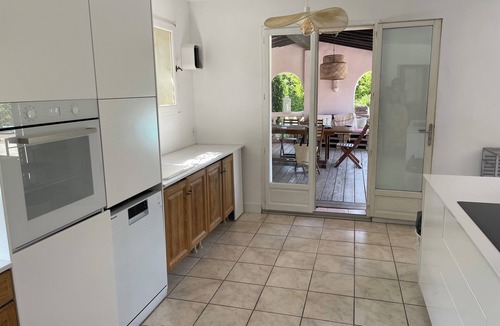 Le Brusc Villa | Air-conditioned villa with secure swimming pool 10 minutes from the beach and shops